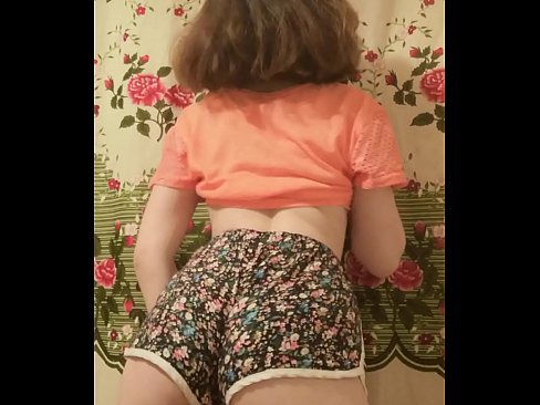 ❤️ Sexi mladá kočka si vyzlieka šortky pred kamerou ❤❌ Sex video na nás