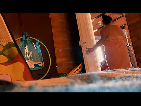 ❤️ Môj strýko za mnou ide do sprchy, šuká ma, kým sa sprchujem. ❤❌ Sex video na nás