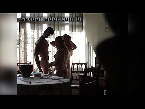 ❤️ Sex kamarátky pozývajú obrovského muža a trojku s ním ❤❌ Sex video na nás