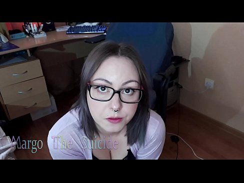 ❤️ Sexy dievča s okuliarmi hlboko fajčí vibrátor na kameru ❤❌ Sex video na nás