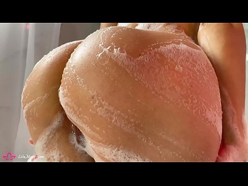 ❤️ Brunetka masturbuje kundičku s vibrátorom až do intenzívneho orgazmu v sprche ❤❌ Sex video na nás