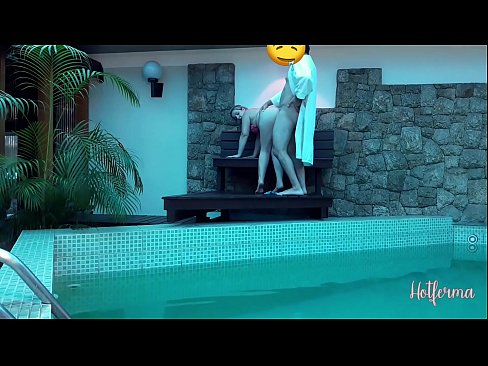 ❤️ Šéf pozve slúžku k bazénu, ale neodolala horúcemu ❤❌ Sex video na nás