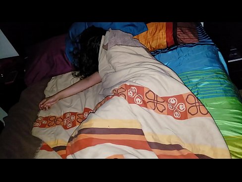 ❤️ Nevlastný syn nadáva svojej mladej nevlastnej matke, zatiaľ čo ona spí. ❤❌ Sex video na nás
