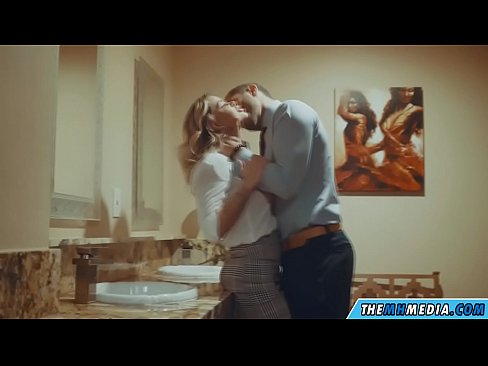 ❤️ Keď vás prsnatá blondínka zvádza na verejných toaletách ❤❌ Sex video na nás